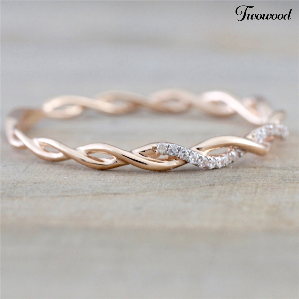 Cincin Bentuk Twisted Bahan Alloy Aksen Berlian Imitasi Untuk Wanita