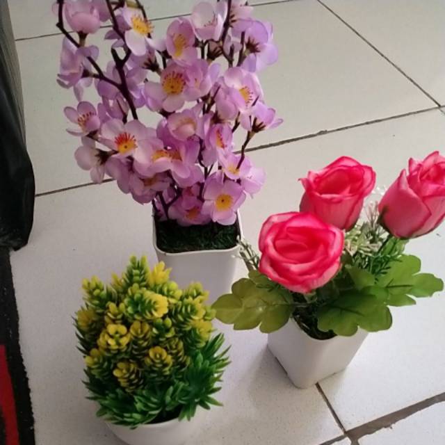  Bunga  plastik  anggrek  pinus dan mawar Shopee  Indonesia