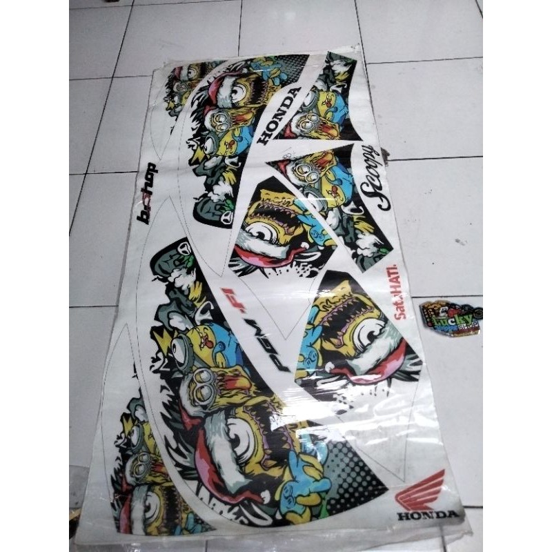 striping variasi Scoopy Minion putih