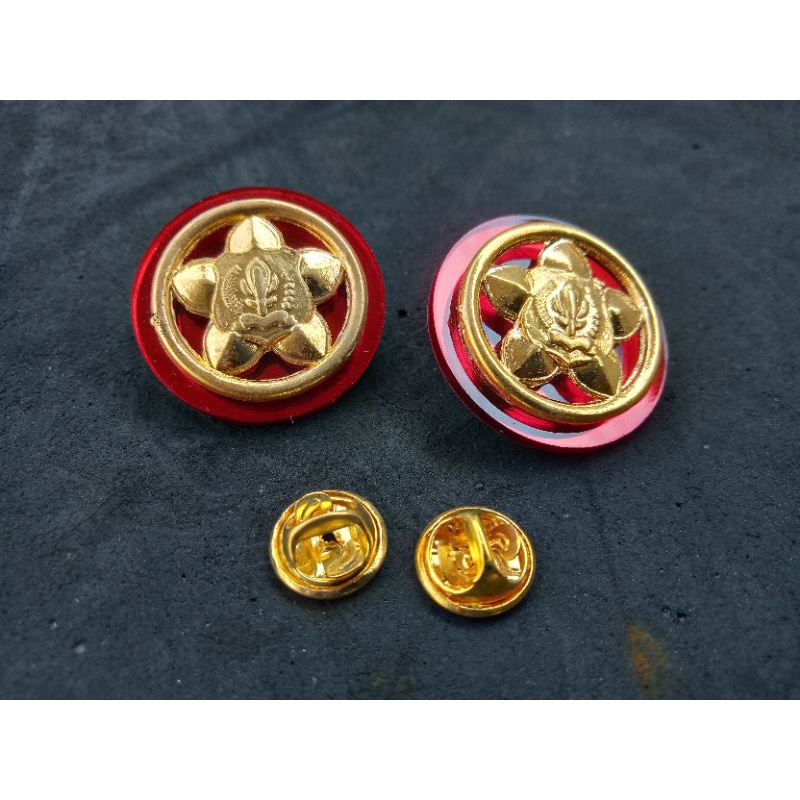 pin monogram gold satpam akrilik ,paku dan magnet