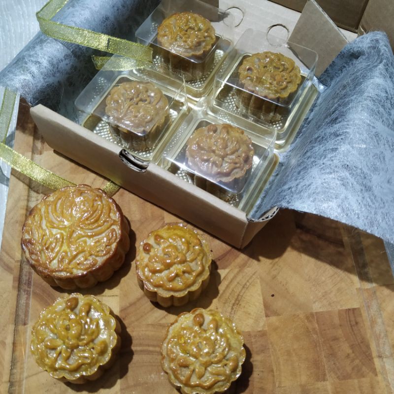 

Moon CAKE HALAL, isi 4 pcs perpack isian kacang hijau atau kacang merah