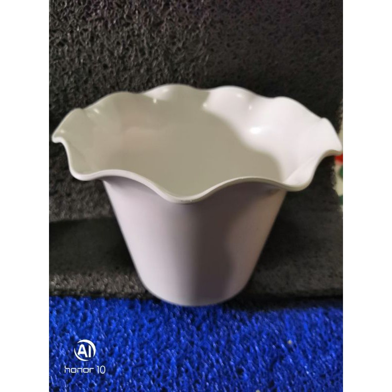 pot bunga 18 cm warna putih dan hijau model gelombang