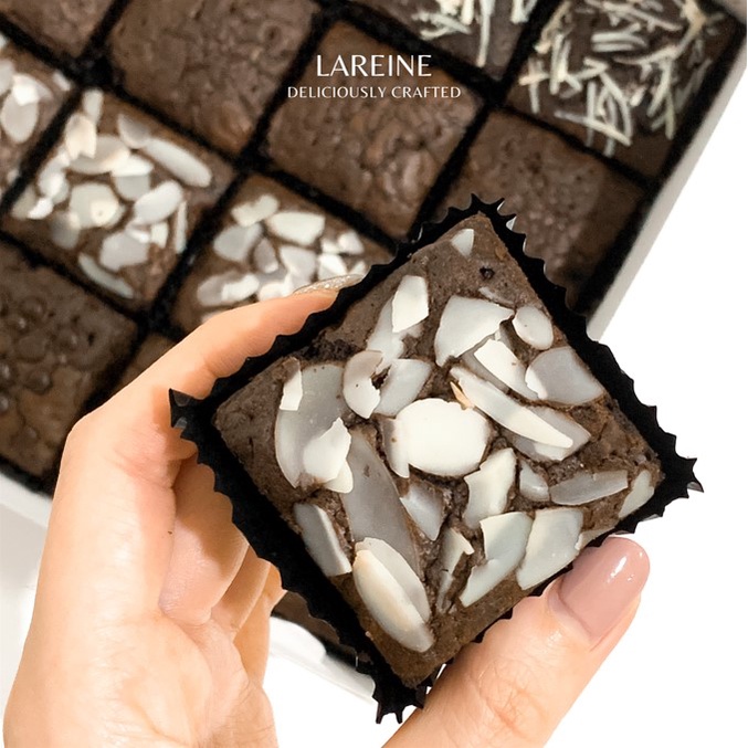 

Brownies Fudgy Premium - Brownies Panggang Sekat - LAREINE's SIGNATURE BROWNIES