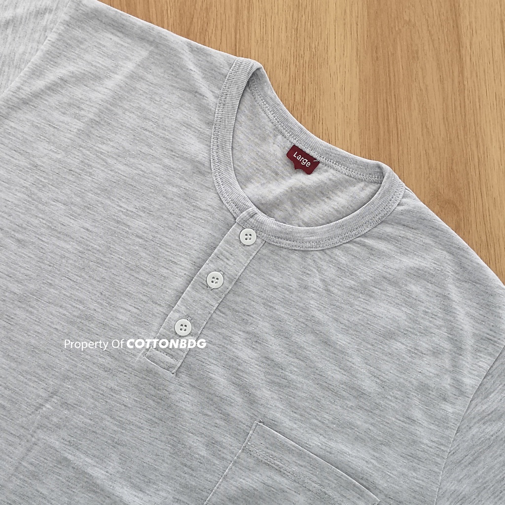 KAOS SAKU KANCING PRIA POLOS WARNA PUTIH WHITE MISTY HENLEY TANGAN PENDEK UKURAN S-XL BAHAN TWOTONE 30S ORGINAL