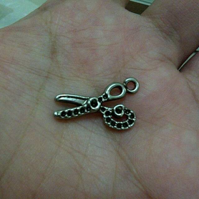 

1 Piece Charm Gunting Besi 13x21mm Silver