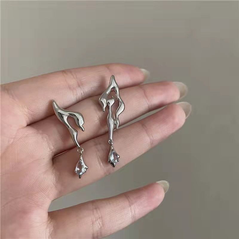 Anting Tusuk Asimetris Hias zircon Gaya simple / Mewah Untuk Wanita