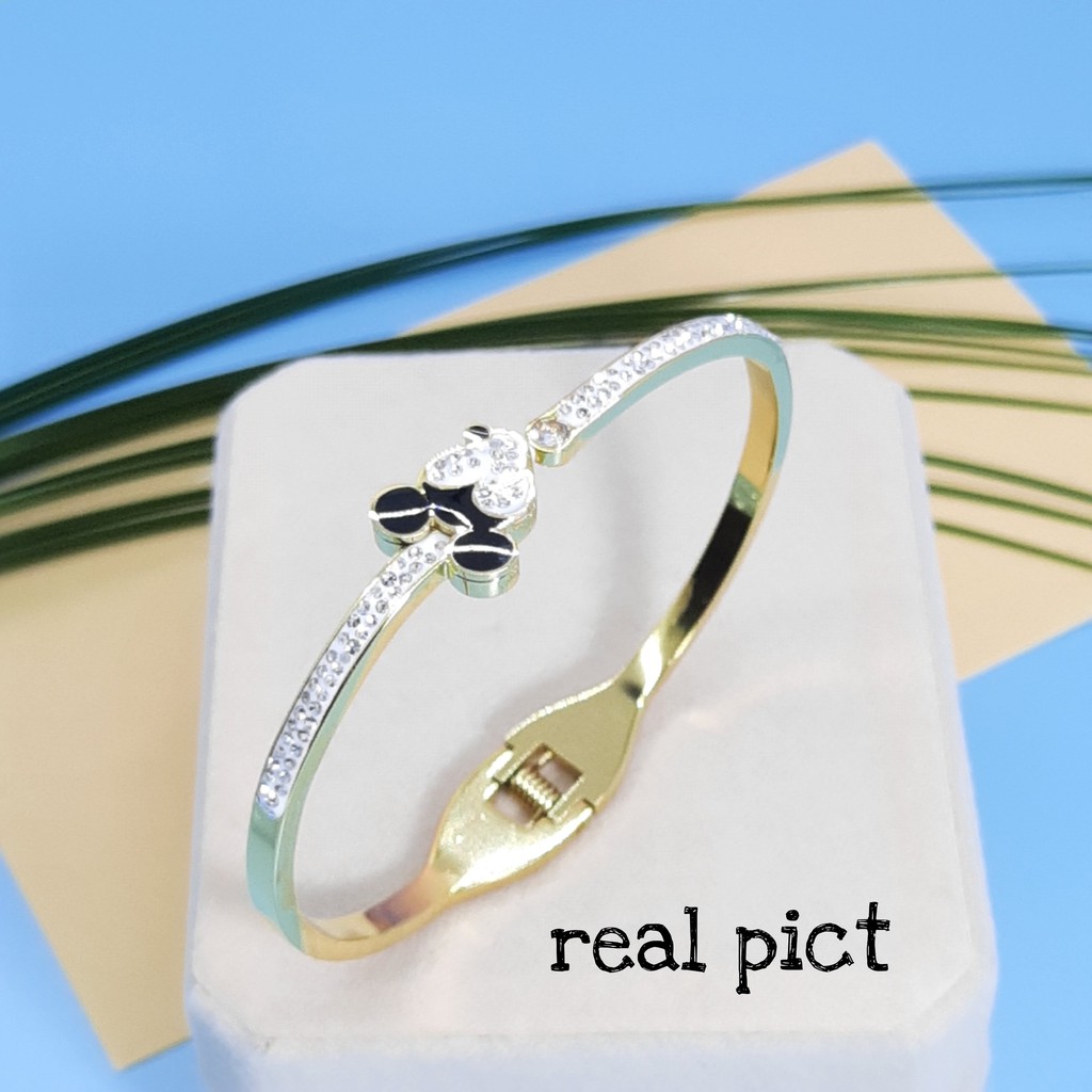 Gelang Bangle Titanium Disain Mickey Dengan Taburan Kristal Warna Gold dan Silver