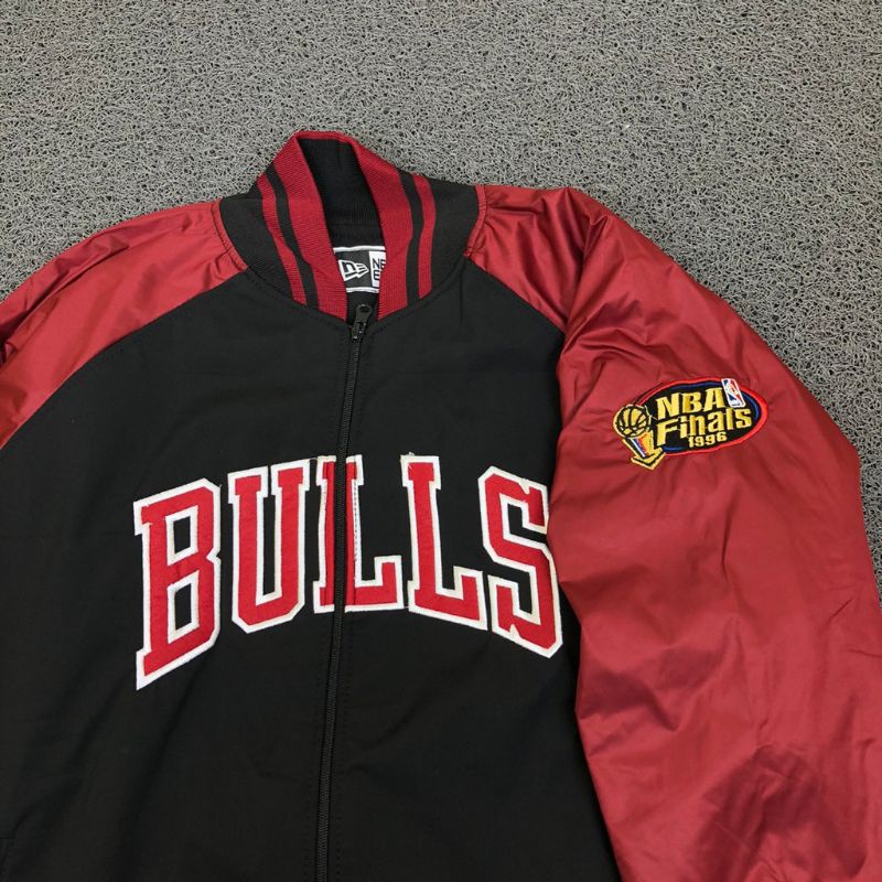 JAKET BOMBER VARSITY MITCHELL&amp;NESS BULLS MERAH HITAM LOGO YANKEES AUTHENTIC