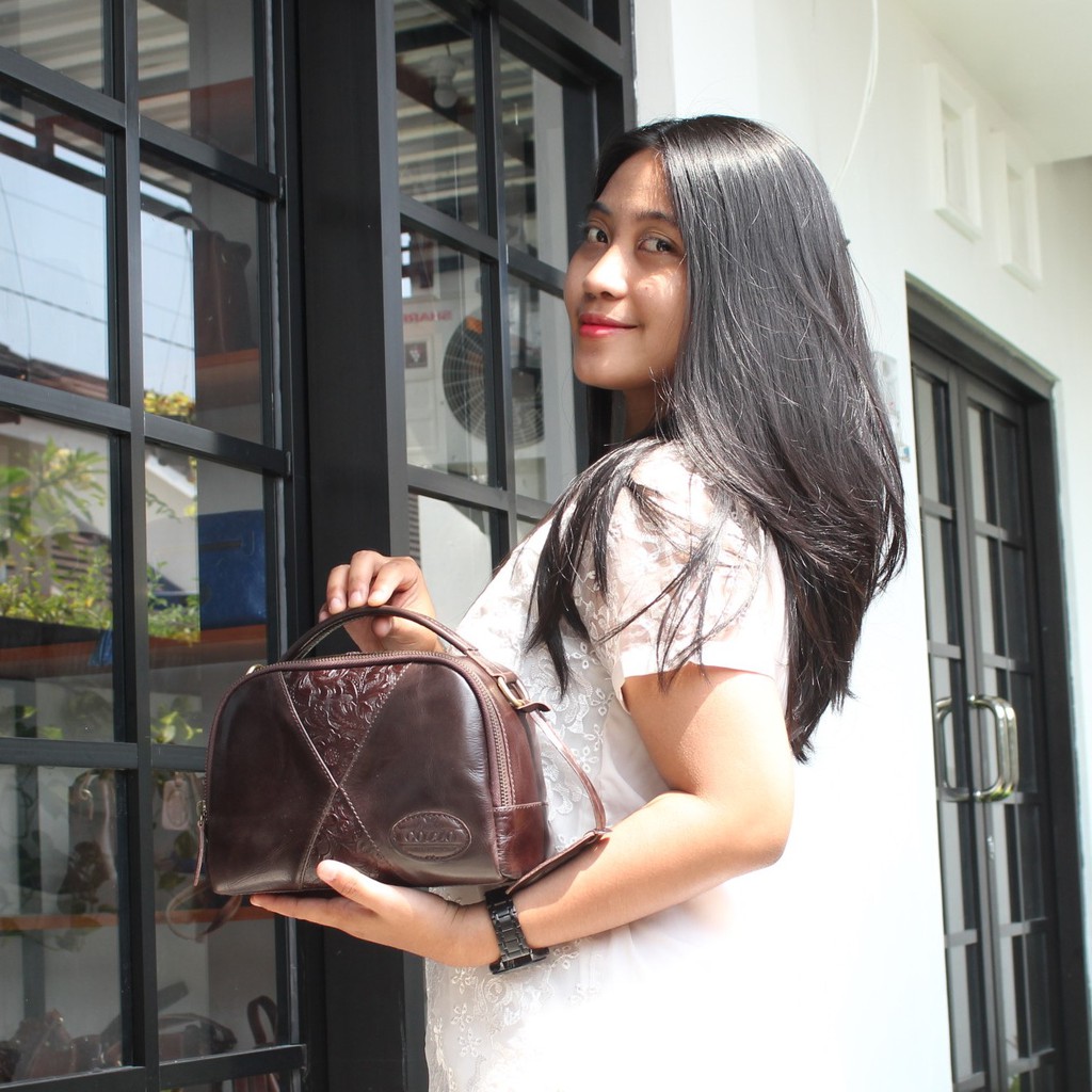 TAS SELEMPANG WANITA KULIT ASLI JOENA BATIK DARK BROWN / FREE GRAVIR NAMA DI GANTUNGAN TAS