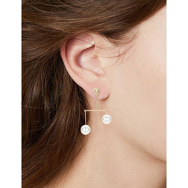 LRC Anting Tusuk Fashion Gold Alloy Asymmetric Pearl Earrings F29756