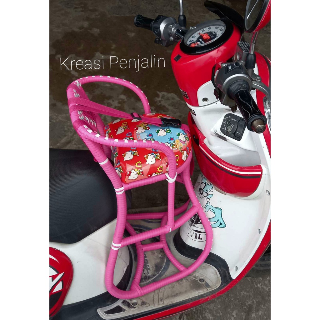 Kursi Boncengan Anak Motor Matic Full Anyam Free Sabuk / Dudukan Anak Motor Matic / Kursi matic Anak Motor Matic / Jok depan Anak Motor Matic / Kursi Boncengan Anak Motor Matic / Bangku Boncengan Anak Di Motor Matic / bangku anak motor matic / Kursi Rotan