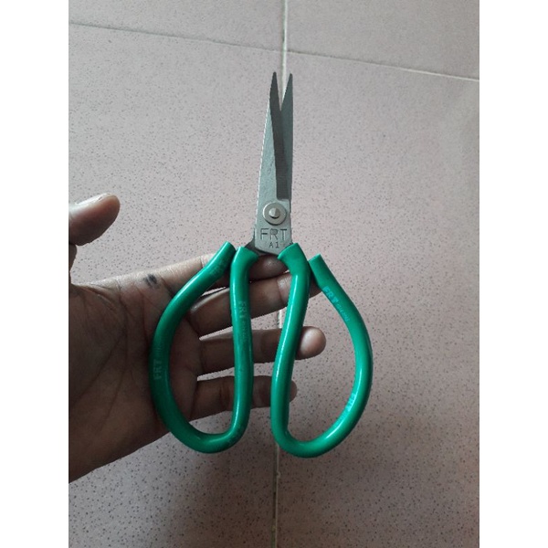 

gunting pemotong serbaguna