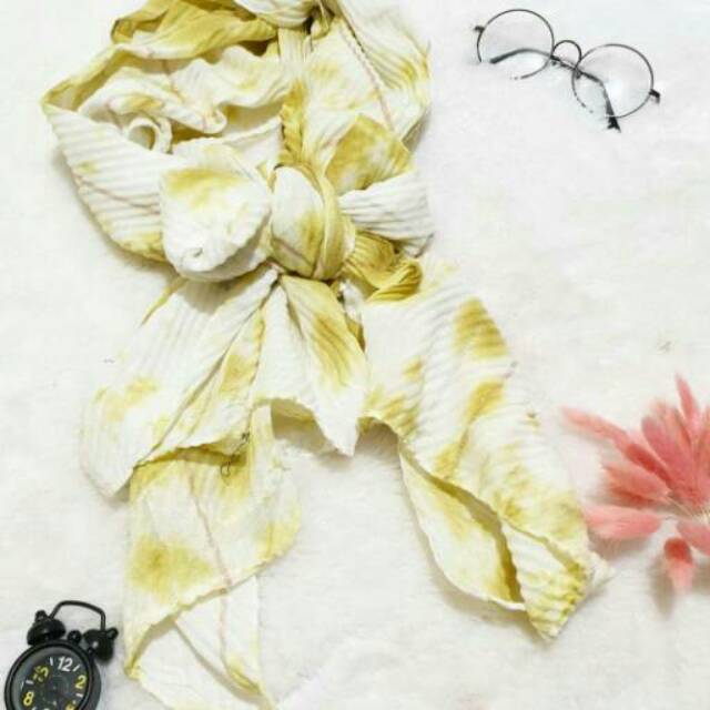 Hijab Pashmina plisket benang emas motif abstrak kuning