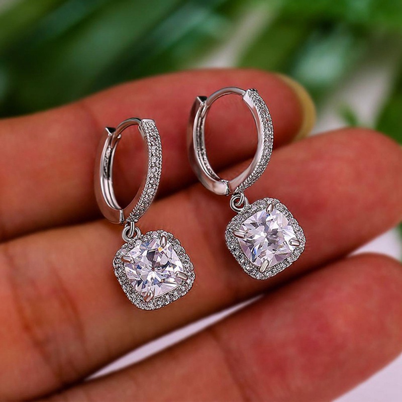 Anting Menjuntai Hias Batu Putih Warna Silver Gaya Klasik Untuk Wanita