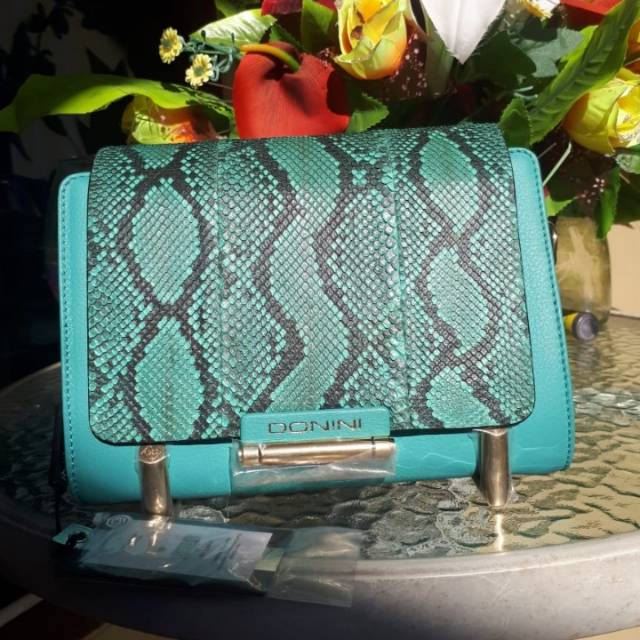 Donini livia tosca preloved like new..dijamin 100% original.full set lengkat dg tag yh mulus