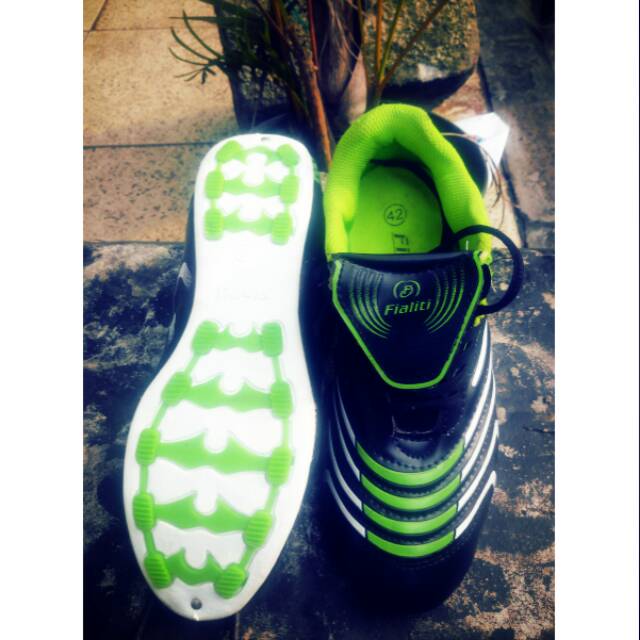 Spatu futsal merk FIALITI