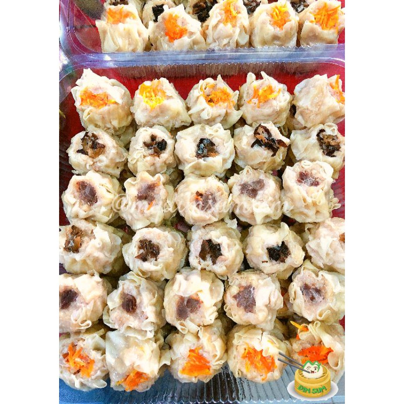 

Dimsum ayam dengan 5 macam toping : toping udang, wortel, jamur, sosis, dan daging sapi.