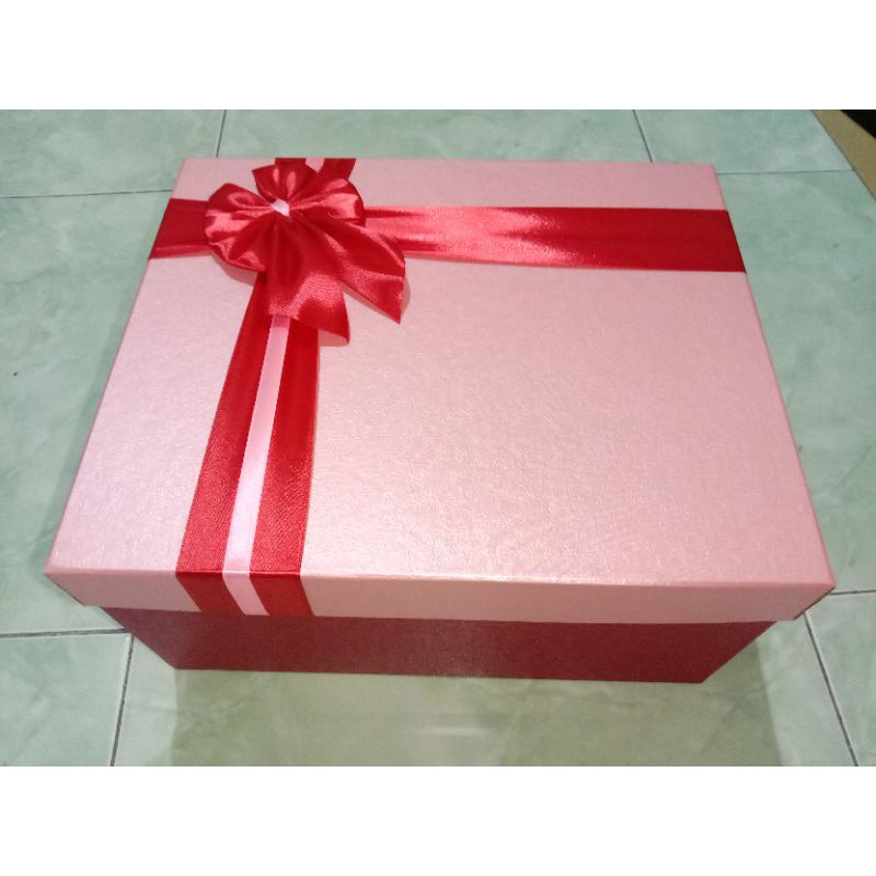 

Kotak kado / Gift box besar ukuran 35 x 30 x 12