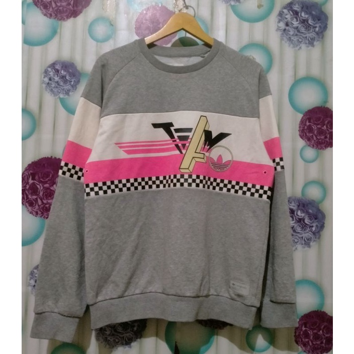 Crewneck Adidas.