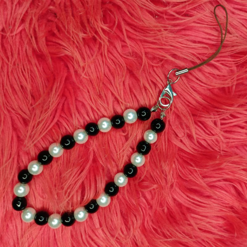 gantungan HP mutiara hitam putih lucu