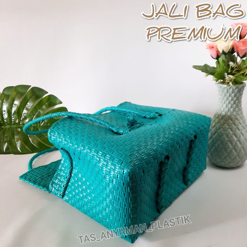 Tas Anyaman Jali Premium Murah Selempang Tutup Magnet dan Tali Bisa di Bahu