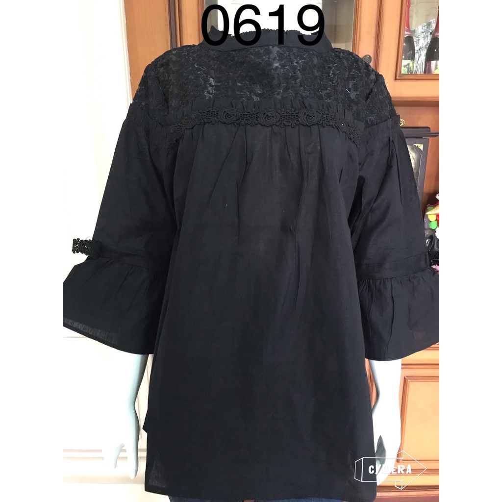 Blouse oblong Alexuez brukat hitam putih tulang kombunasi brukat