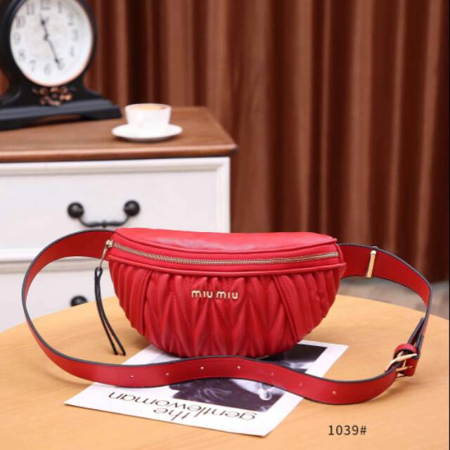 Tas *Miu-Miu BUMBAG*
Quality : Semipremium
Bag Size : 25x7x14 cm
Material : Kulit 
Berat : 3 ons