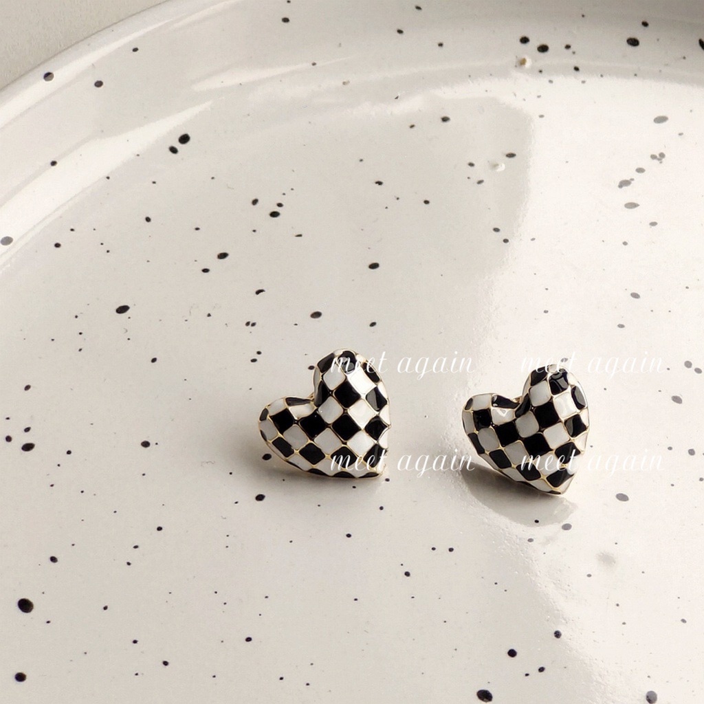 Anting Desain Hati Motif Kotak-Kotak Warna Hitam Dan Putih Gaya Korea