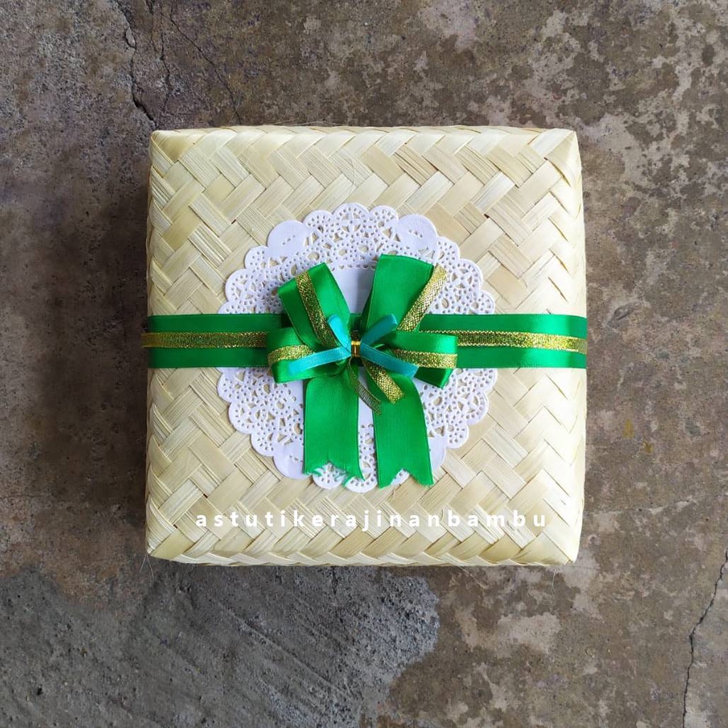 

Besek Pita Blicing 22 x 22 x 8 cm/Besek Hias Pita/Besek Blicing/Besek Unik/Besek Makanan/Besek Packaging/Besek Hampers