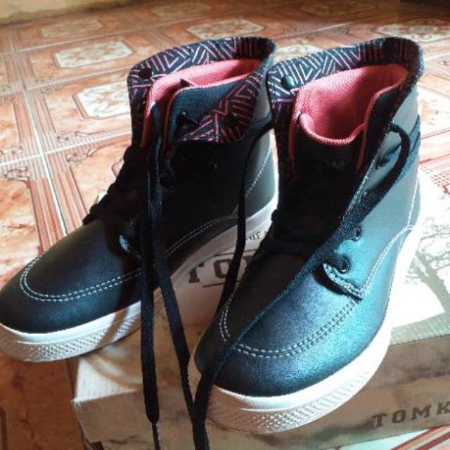 Sepatu Tomkins Suffragette (Hitam/Salem)