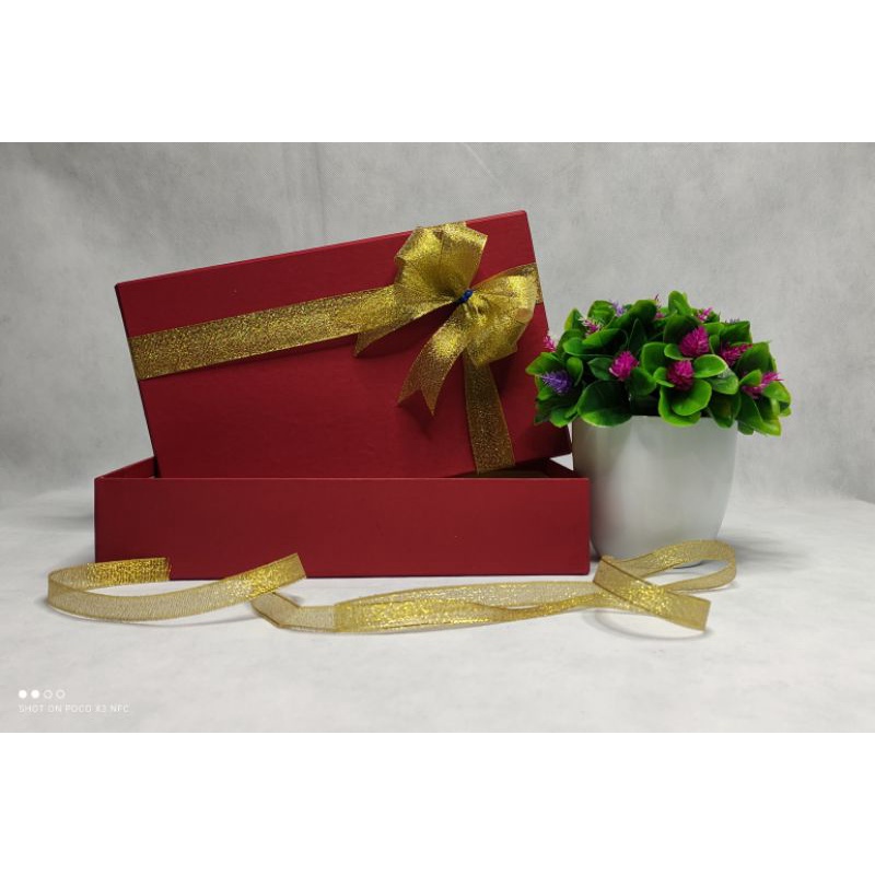 

Hardbox / Kotak Kado Marun Polos + Pita P. 25cm X L. 15cm X T. 5cm