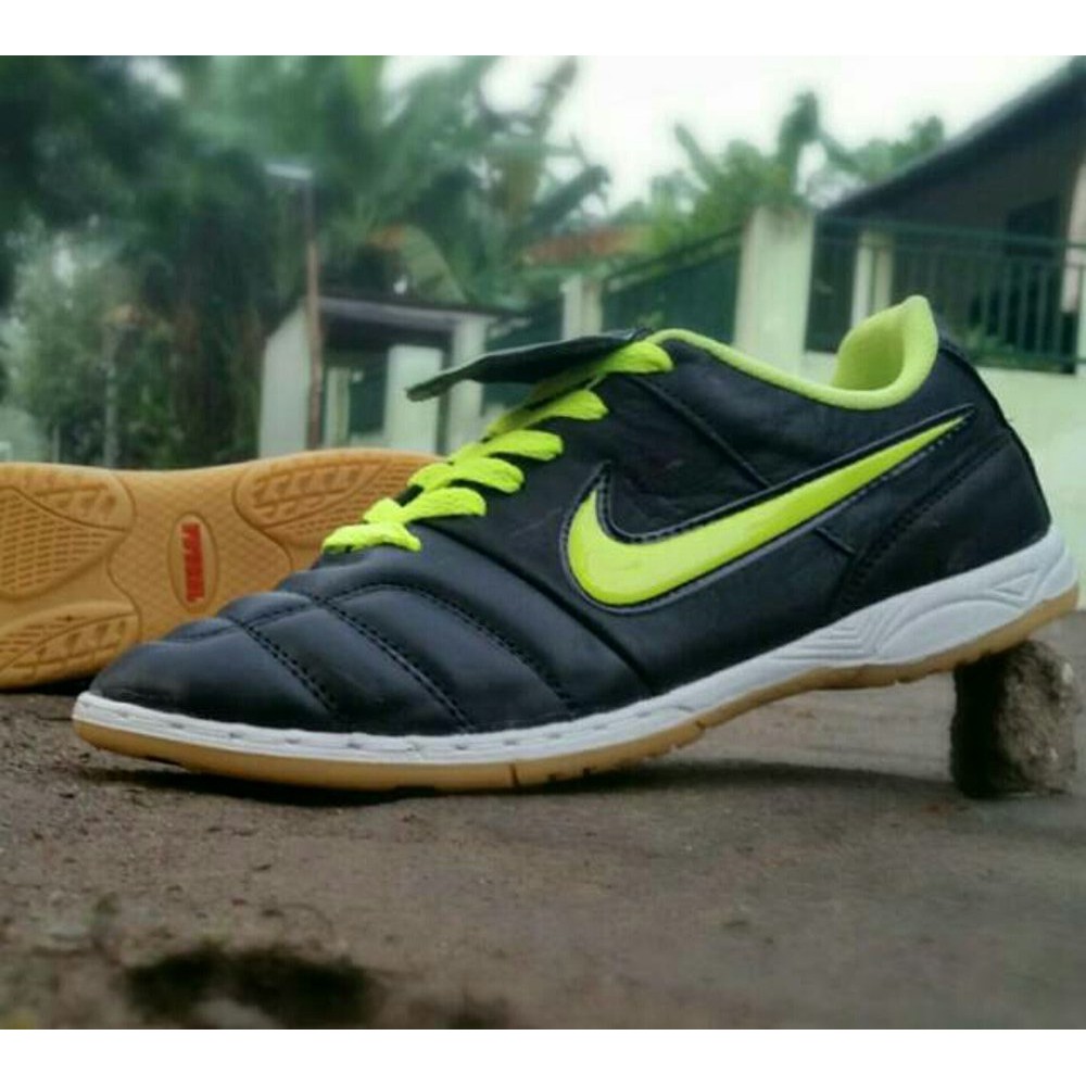 Sepatu Futsal Nike Kulit List Hijau