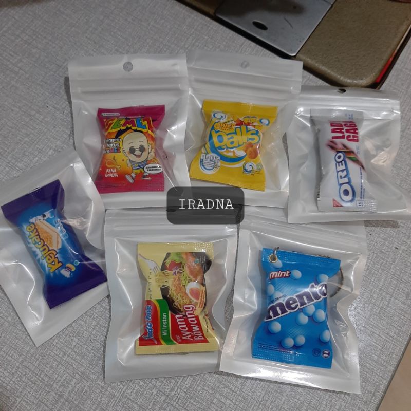 Magnet/Tempelan Kulkas Unik Lucu Gantungan Kunci Souvenir Suvenir Sovenir Nikah Pernikahan Hajatan Sunatan Unik Murah Lucu Miniatur Snack