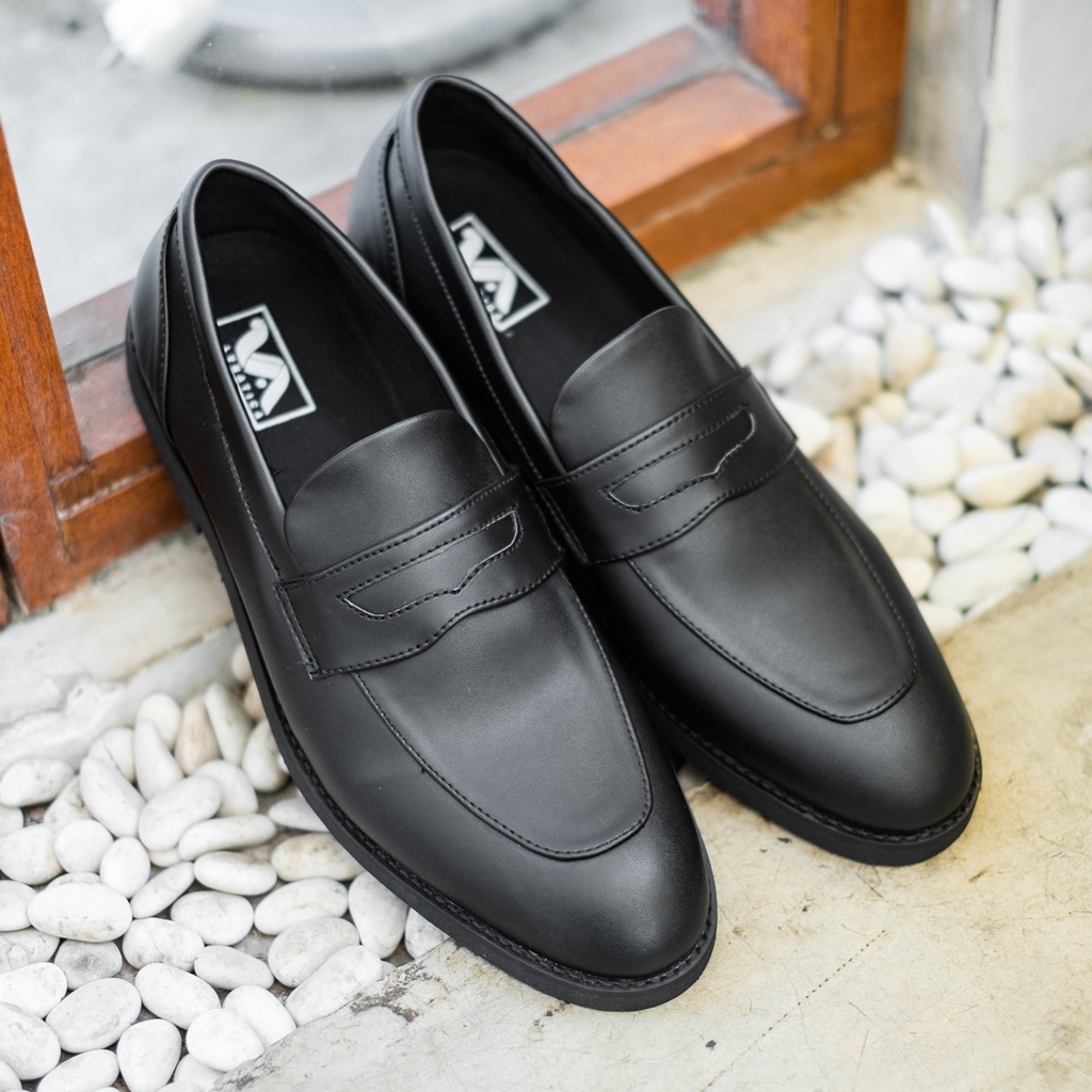 LEWIS BLACK ORIGINAL x LVNATICA Sepatu Loafers Hitam Pria Slip On Simple Formal Casual Kerja Kantor Slop Resmi Kantoran Pesta Kondangan Selop Jalan Santai Hangout Kuliah Penny Loafer Semi Kulit Premium Footwear Big Size Jumbo Ukuran Besar 44 Keren Terbaru