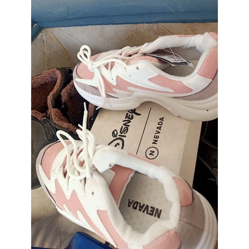 Sepatu Nevada disney