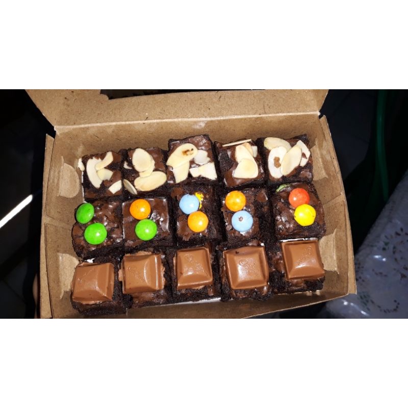 

Brownies fudgy mini cantik 15 × 10 isi 15 { By Halizah.food }