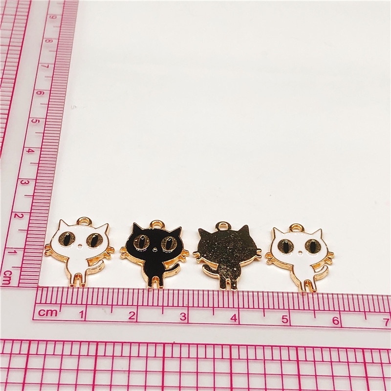 4pcs Liontin Bahan Alloy Bentuk Kartun Kucing Warna Hitam Putih Untuk Membuat Perhiasan Charms