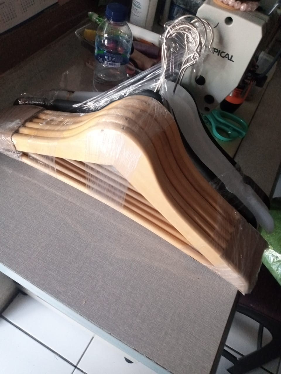 Hanger Gantungan Baju 151 - Gamis | Dewasa | Berkualitas - Hitam ( Isi 1 Pcs )