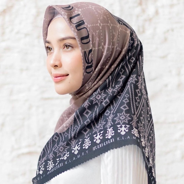 Kanaka scarf Bromo wearing klamby