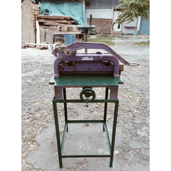 

Alat Pemotong Kertas Besar