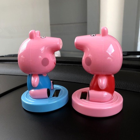 PEPPA PIG Boneka Figure Miniatur Pajangan Mobil Solar Piggy Pink Goyang Kepala Shacking Head