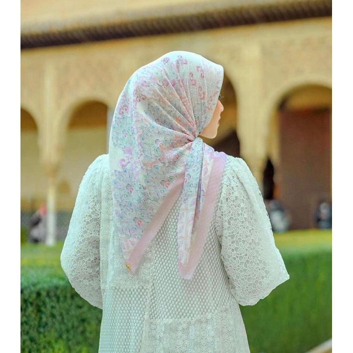 New with box Granada warna white pink Buttonscarves