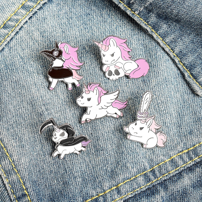 Pin Bros Enamel Desain Kartun Hewan Unicorn Tengkorak Gergaji Medis Untuk Hadiah