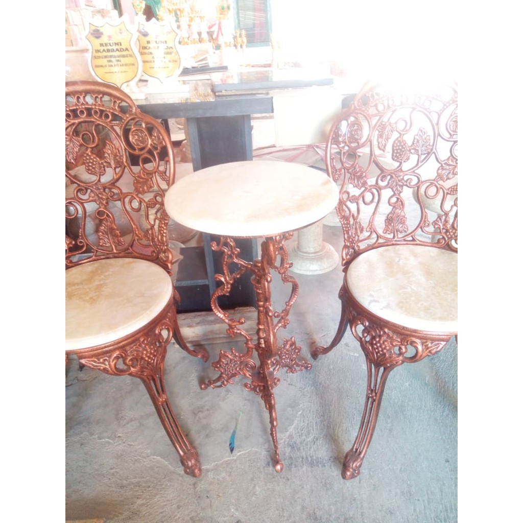 Meja dan kursi bahan onyx variasi besi khas Tulungagung