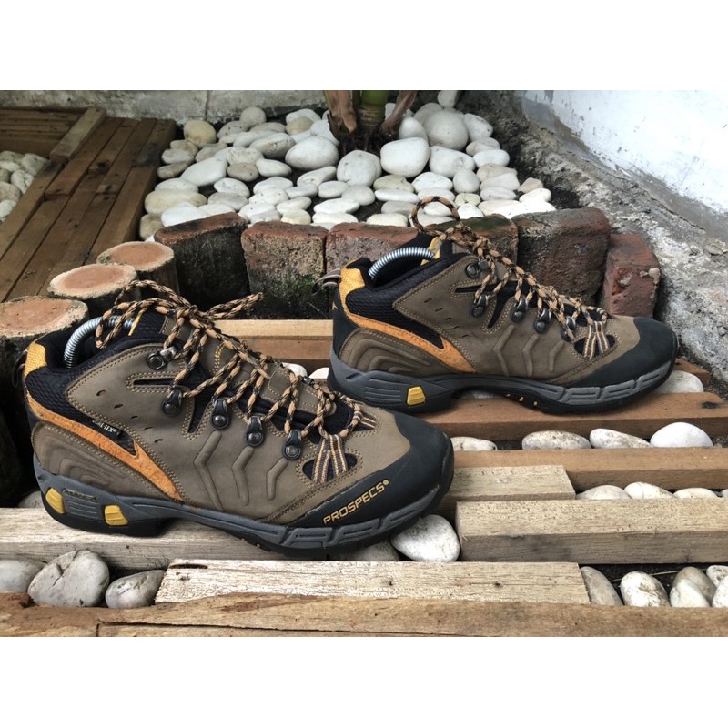 SEPATU GUNUNG PROSPECS