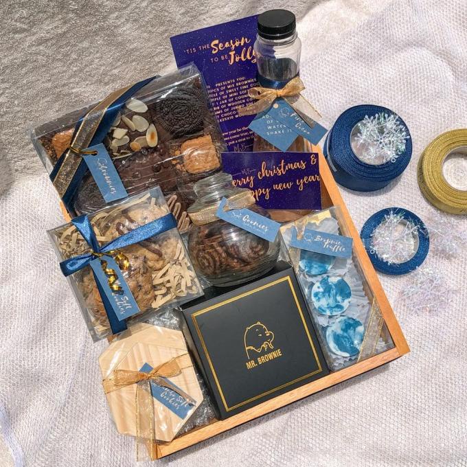 

BIRTHDAY HAMPERS COOKIES BROWNIES SET GIFT BOX CUSTOM HADIAH GRADUATIO FGBV61352