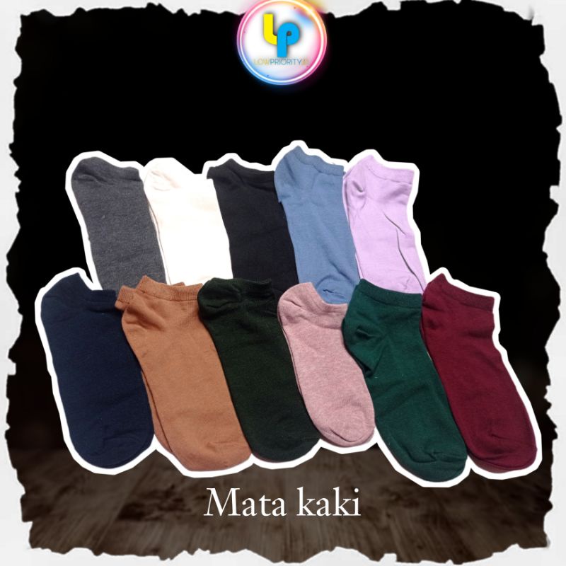 Kaos Kaki Semata Kaki bahan tipis jika beli jangan berekspektasi tinggi ini hanya untuk sekedar dipakai bukan untuk gaya gayaan