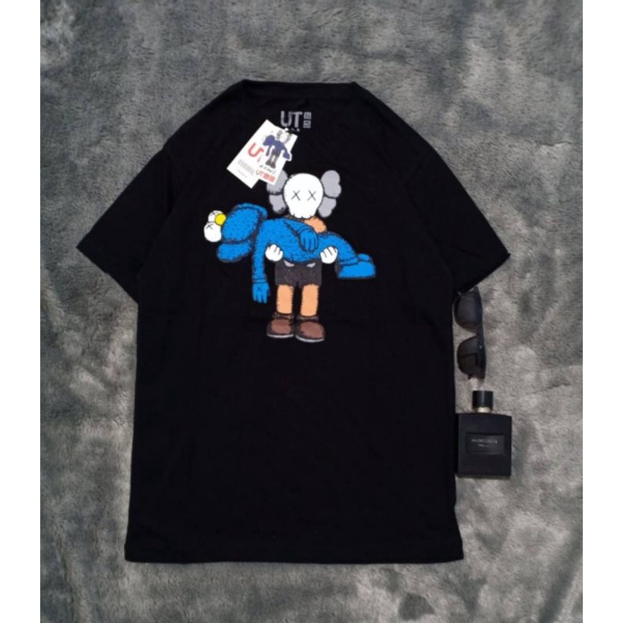 TSHIRT UNIQLO/KAOS UNIQLO X KAWS/KAOS UNIQLO PRIA DAN WANITA/KAOS UNIQLO TERBARU