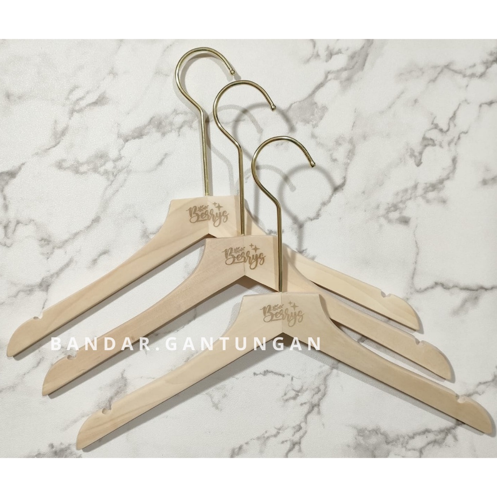 Hanger Kayu Cantelan Hook Gold Emas Bisa Costum Logo Grafir Murah Gantungan Baju Korea Hanger Kayu Natural Anti Slip Hanger Distro Butik-BH