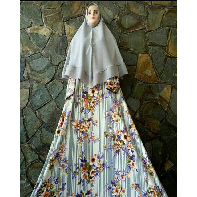 Gamis Dior + Hijab Abu-abu Motif Garis dan Bunga